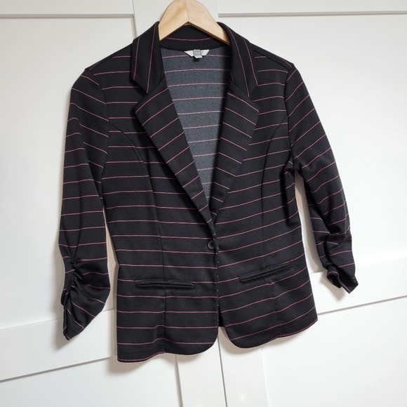 Tag Jackets & Blazers - ✨️3 For $30✨️TAG Adorable Blazer (S)